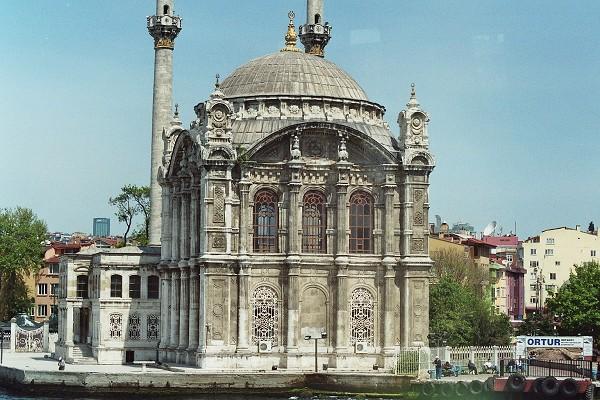 جامع أورطاكوي في استانبول تركي