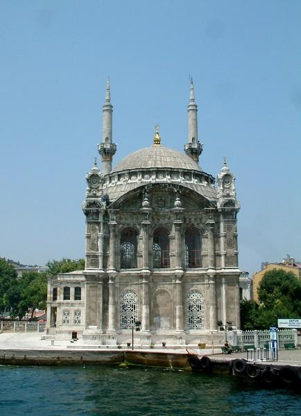 جامع أورطاكوي في استانبول تركي