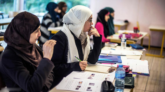 فرنسا تناقش توسيع حظر ارتداء الحجاب ليشمل الجامعات