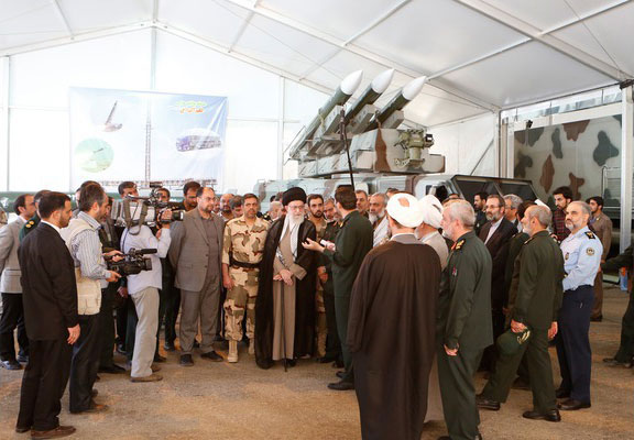 الإمام الخامنئي يزور معرض المنجزات الجوية و الفضائية لحرس الثورة الإسلامية