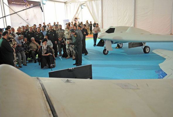 الإمام الخامنئي يزور معرض المنجزات الجوية و الفضائية لحرس الثورة الإسلامية