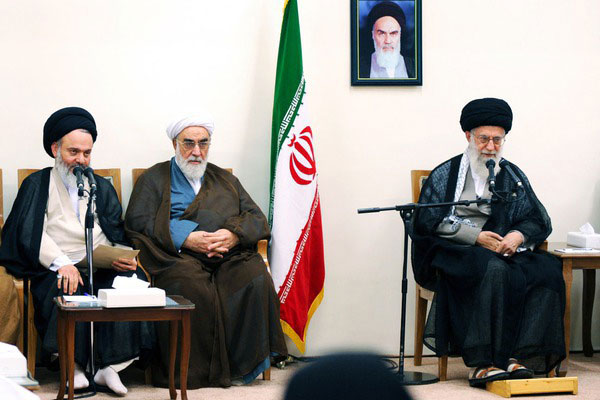 الإمام الخامنئي يستقبل أعضاء اللجنة المركزية للاعتكاف
