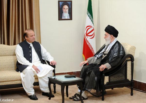 الإمام الخامنئي يستقبل رئيس وزراء باكستان و يؤکد عدم انتظار ترخیص أحد لتنمیة العلاقة بین البلدین