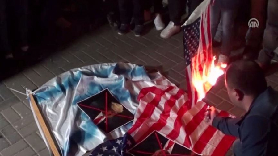 فلسطينيون يحرقون العلمين الأمريكي والإسرائيلي بتظاهرة شمالي الضفة