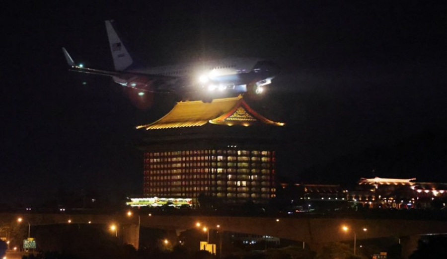 الطائرة الأكثر تعقباً في العالم تحط في مطار تايبيه