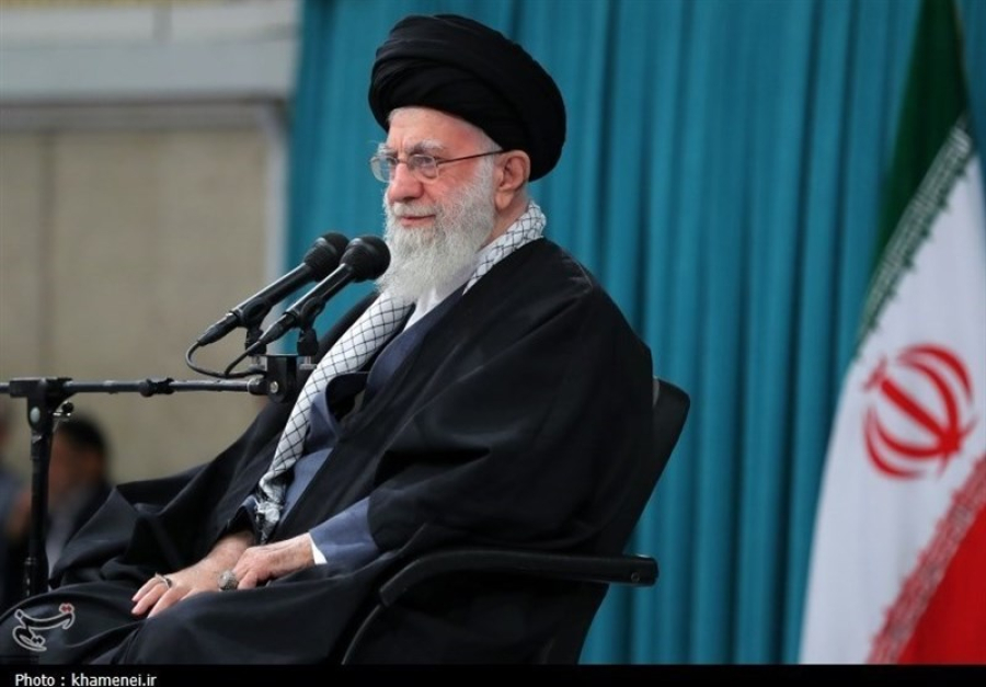 الإمام الخامنئي يشيد بالشعب الإيراني والأجهزة الأمنية على نجاح مسيرات ذكرى انتصار الثورة الإسلامية