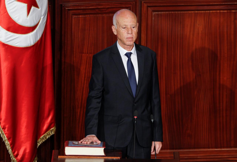 الرئيس التونسي يستبعد الأحزاب من لجنة مكلفة بصياغة دستور جديد