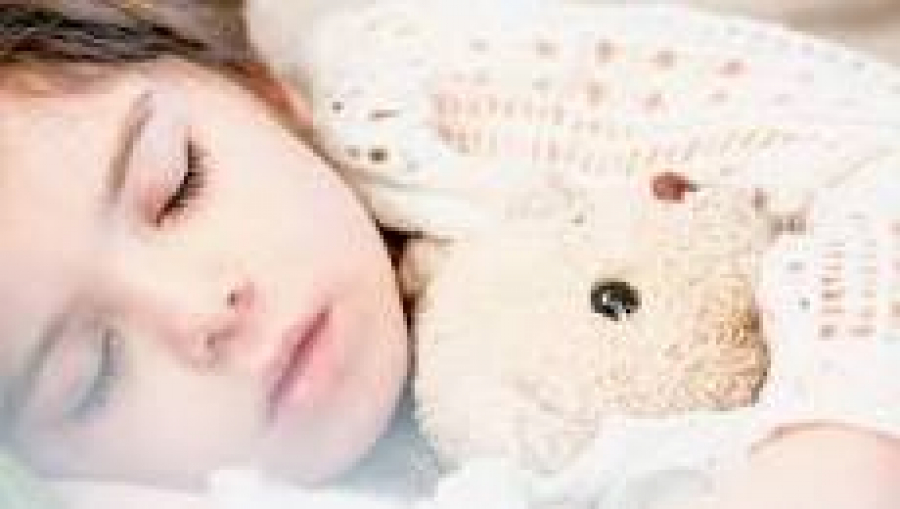 8 أغذية تساعد الطفل على النوم بهدوء