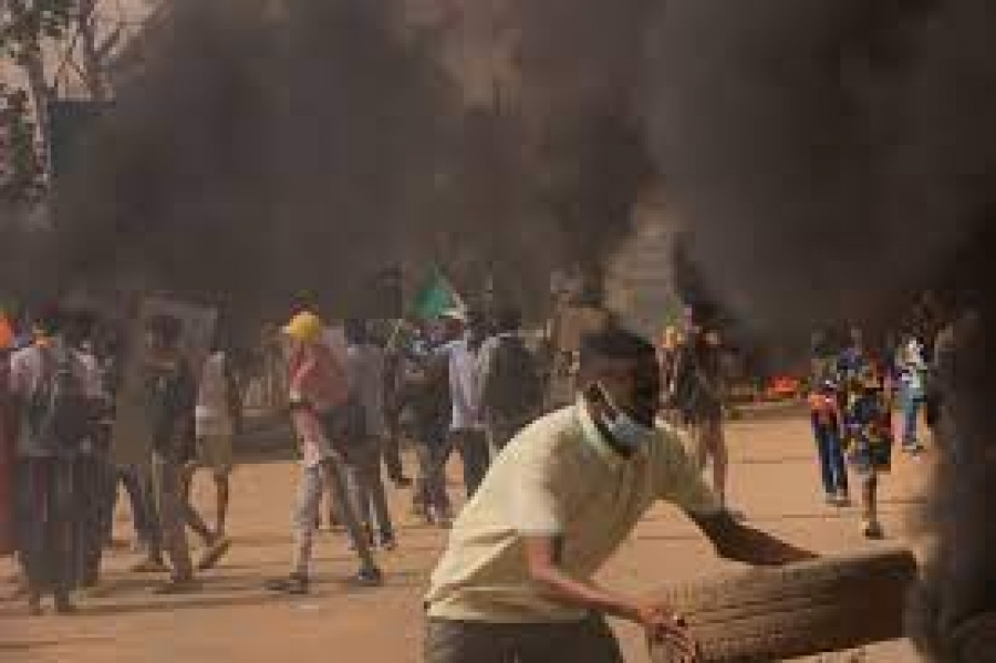 بعد عام من &quot;انقلاب&quot; البرهان.. قتيل في مواجهات عنيفة بين متظاهرين وقوات الشرطة بالسودان
