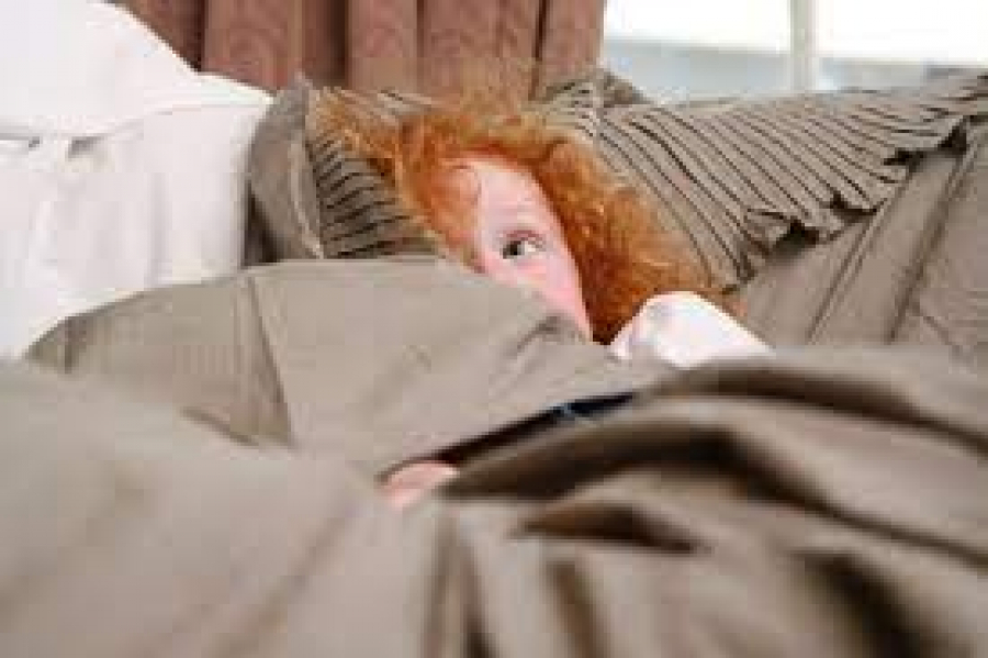 لماذا يقاوم طفلك النوم؟ إليك الأسباب والحلول