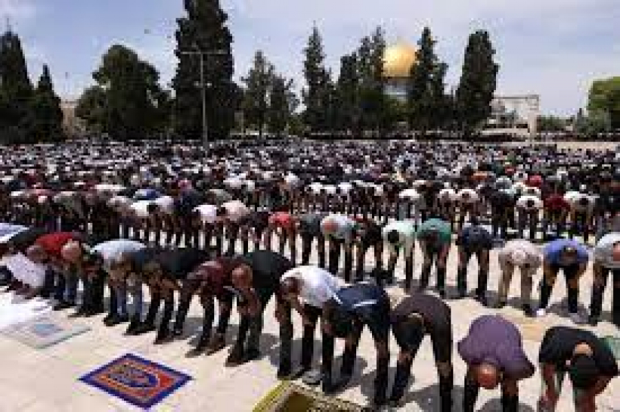 برغم الحواجز واعتداءات الاحتلال.. نحو 160 ألف فلسطيني يؤدون صلاة الجمعة الأخيرة من رمضان بالمسجد الأقصى