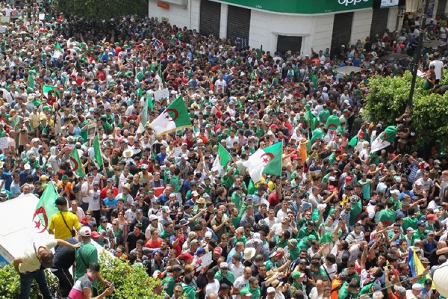 الجزائريون يتظاهرون في عيد الاستقلال ويطالبون بالإفراج عن المجاهد لخضر بورقعة