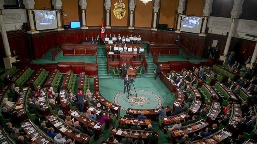 أزمة تعصف بالبرلمان والحكومة التونسية
