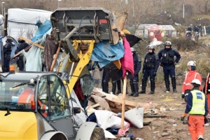 France starts bulldozing refugee camp