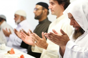 Canadian PM Trudeau praying with Muslims at mosque