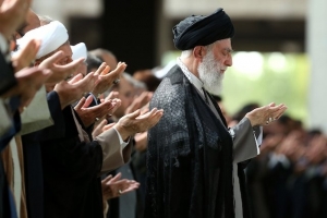 Leader of the Revolution led the Eid al-Fitr prayer