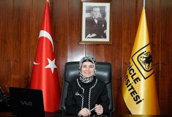 رییس دانشگاه ترکیه با حجاب به دانشگاه رفت