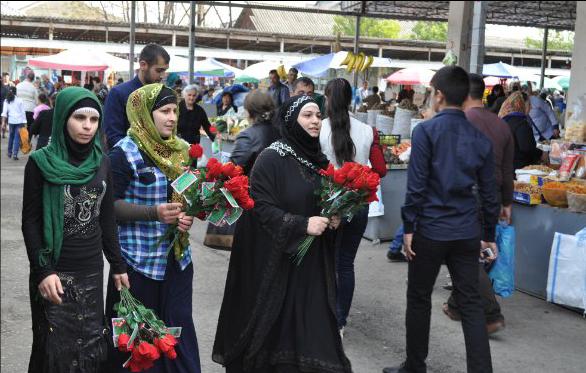 اهدای گل به زنان بی‌حجاب باکو