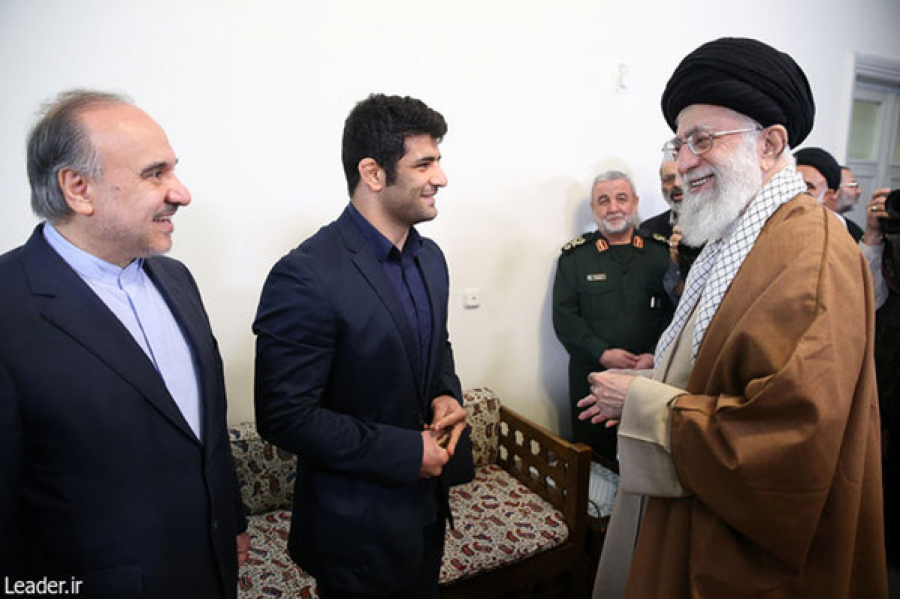 رهبر معظم انقلاب اسلامی در دیدار پهلوان سرافراز کشورمان علیرضا کریمی:عزت‌آفرینی کردید و برای یک هدف بزرگ از حق خود گذشتید