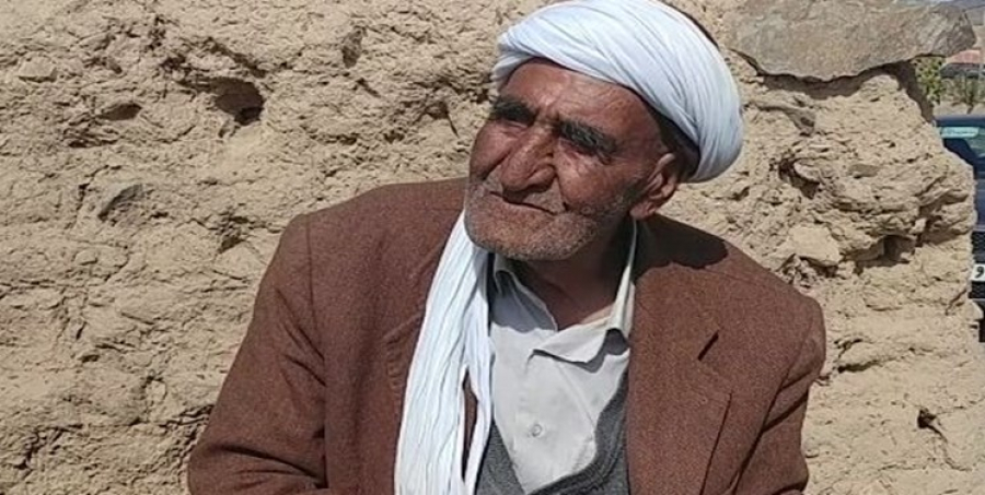 پیرمرد اهل‌ سنت که خانه روستایی‌اش زائرسرای میهمانان پیاده امام رضا(ع) است