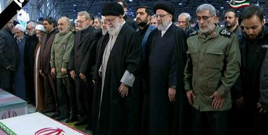 رهبر انقلاب نماز را بر پیکر شهیدان سلیمانی و المهندس اقامه کردند
