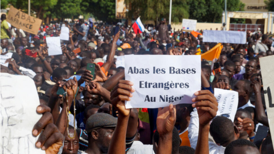 Niger : des milliers de manifestants devant l’ambassade de France à Niamey