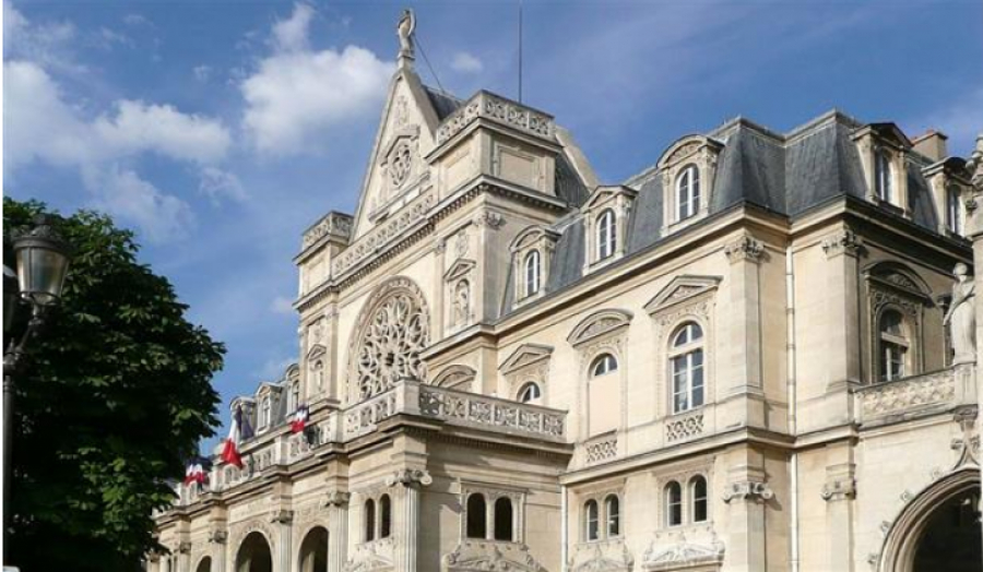 Des pancartes anti-iraniennes affichées sur le bâtiment de la mairie de Paris