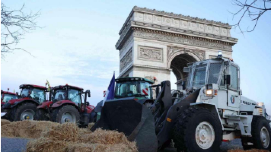Des agriculteurs français prennent d'assaut l'Arc de Triomphe à Paris pour « sauver l'agriculture française »