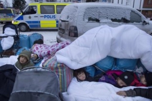 Des dizaines d&#039;hommes masqués attaquent des migrants à Stockholm