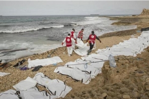 Libye: les corps de 74 migrants retrouvés sur la plage de Zaouïa