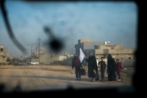 Combats dans l&#039;est de Mossoul, les civils fuient les insurgés