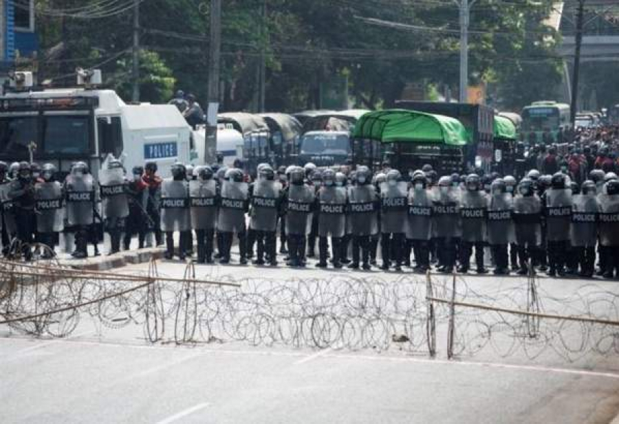 La police du Myanmar se déploie rapidement pour faire monter la pression sur les protestations