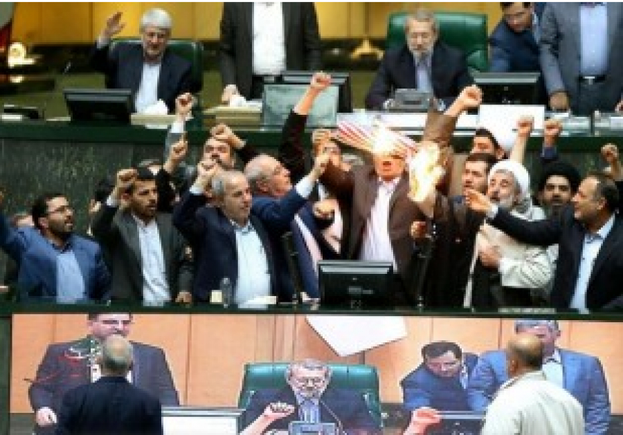 Nucléaire: des députés iraniens ont brûlé le drapeau américain au Parlement