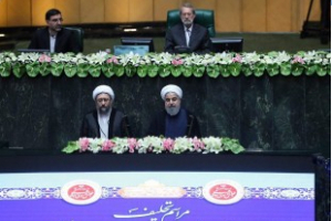 Le président Rohani prête serment pour son second mandat