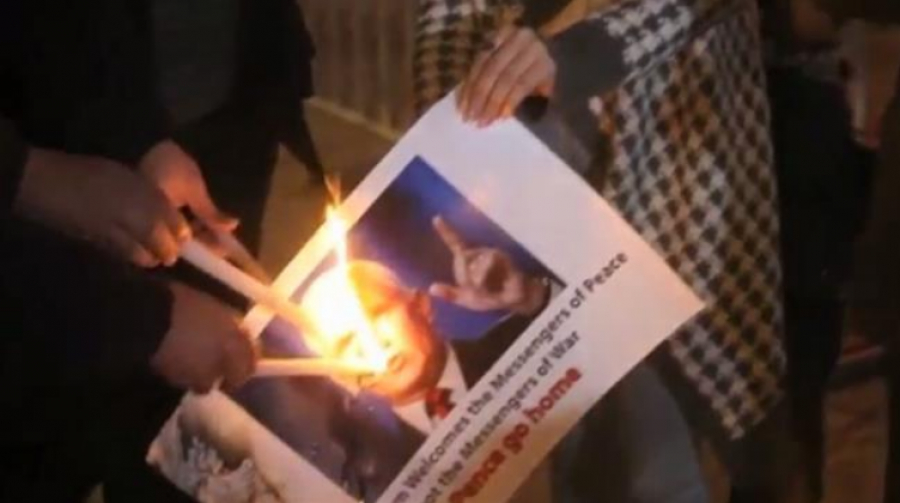 Les protestataires palestiniens mettent à feu le portrait de Mike Pence