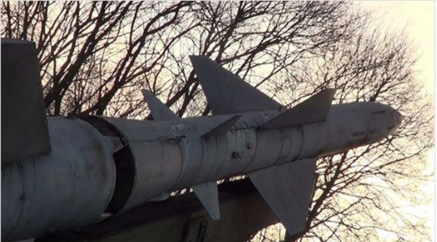 Frappe au missile contre l&#039;aéroport stratégique de Tiyas à Homs