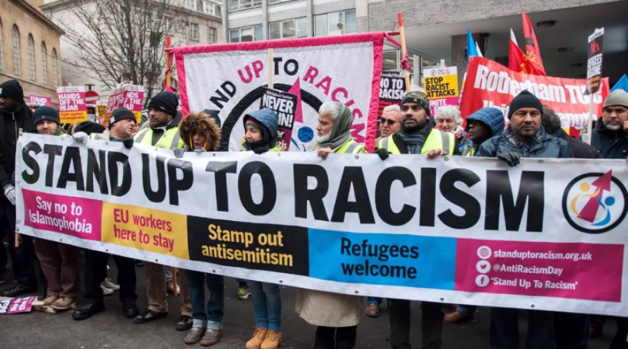 Les opposants au racisme et au fascisme manifestent à Londres