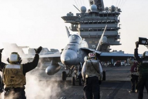 Le commandant du porte-avions dit ne pas vouloir quitter le golfe Persique