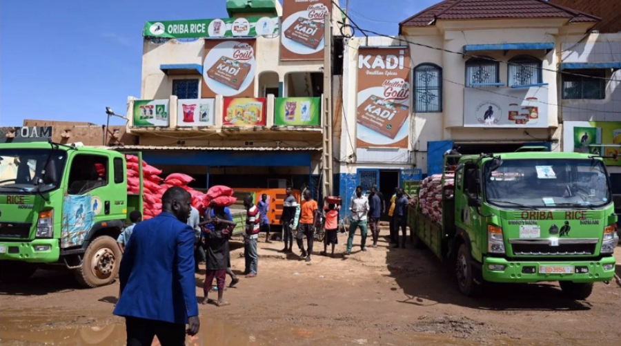 Arrivée d&#039;un convoi de ravitaillement à Niamey depuis le Burkina Faso