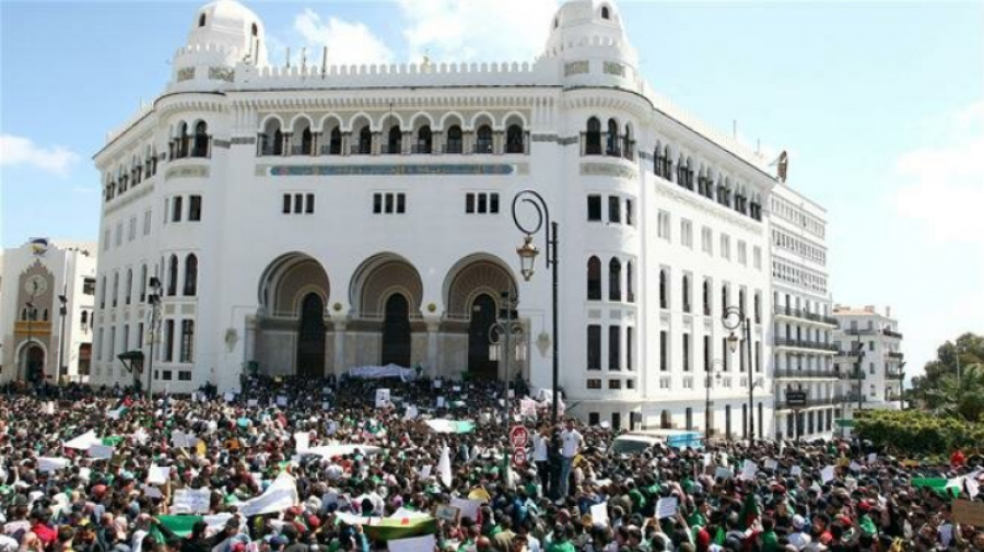 Les manifestations algériennes contraignent le président du Conseil constitutionnel à démissionner