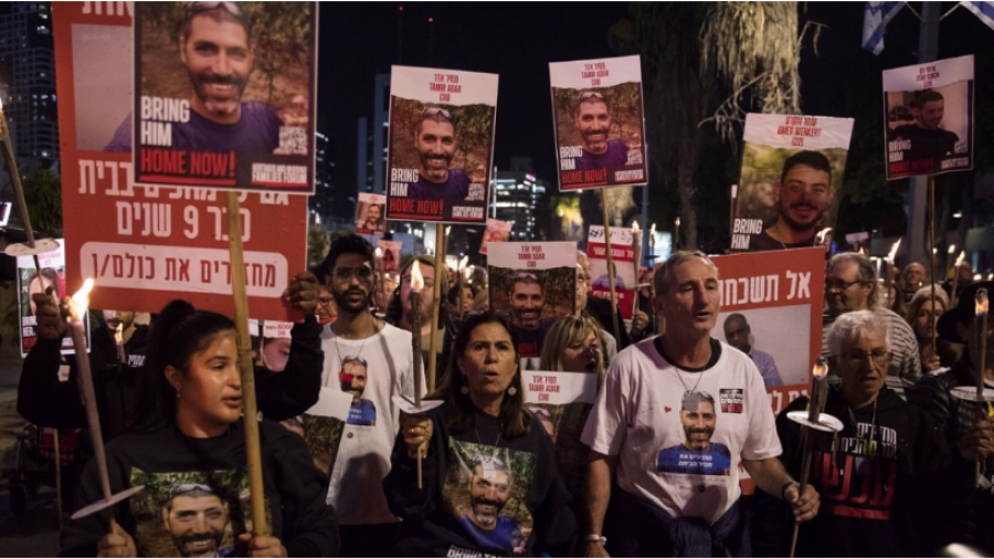 Des familles des captifs israéliens manifestent devant l’ambassade du Qatar à New York