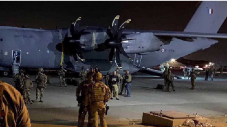 « Daech prévoit d’attaquer l’aéroport de Kaboul », dit Biden