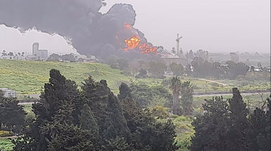 Méga incendie et explosions à Akka