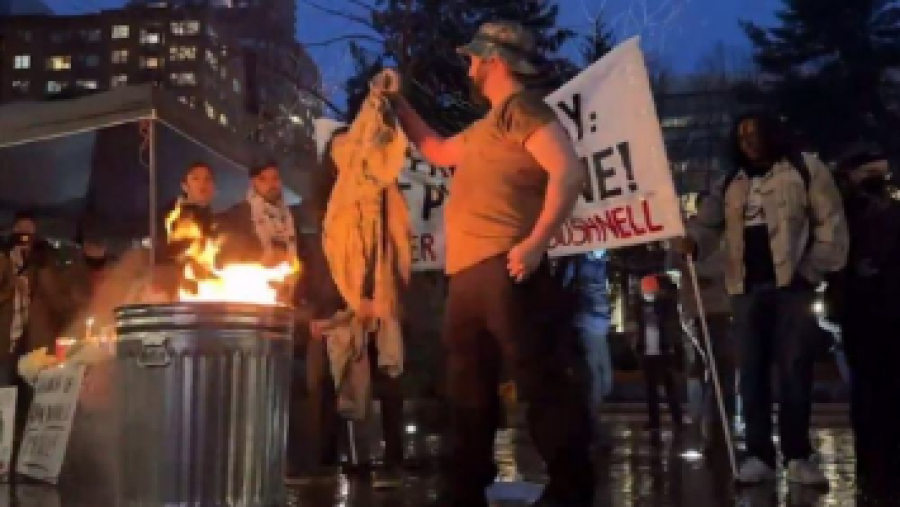 USA : des vétérans brûlent des uniformes en hommage à Bushnell et dénoncent le génocide à Gaza