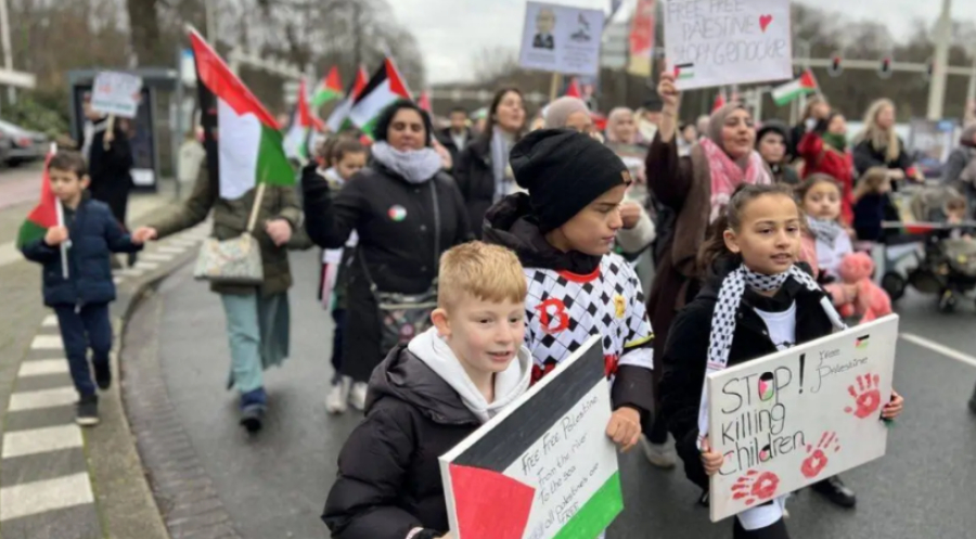 La Haye : La « Marche des enfants » exige à la CPI justice pour les Gazaouïs