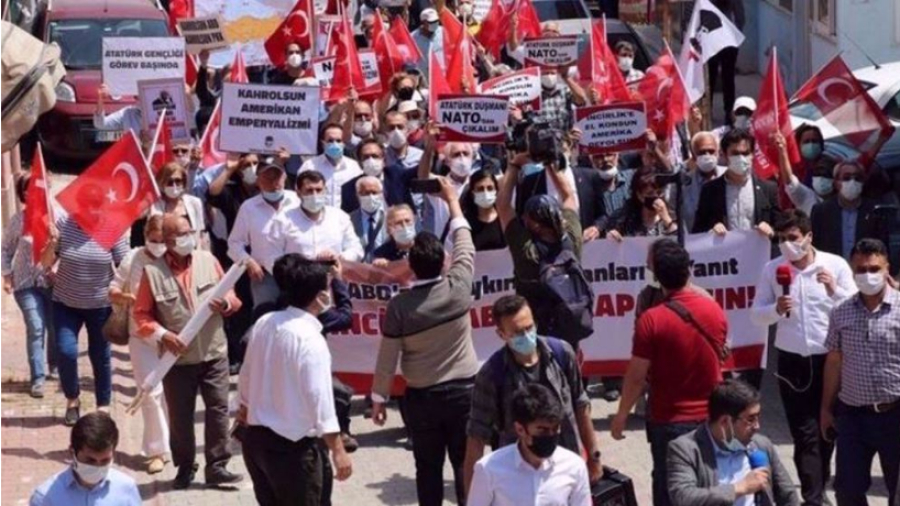 La protestation des milliers des turcs devant Incirlik en appui à Gaza