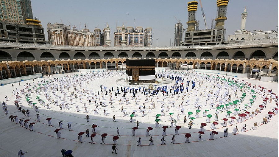 Jemaah Haji Melakukan Tawaf Pertama di Ka’bah