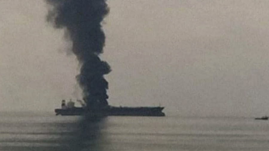 Kapal Tanker Minyak di Pelabuhan Jeddah Meledak