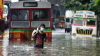 बारिश का कहर: तालाब बनी मुंबई की सड़कें, गुजरात में बाढ़ से आठ लोगो की मौत