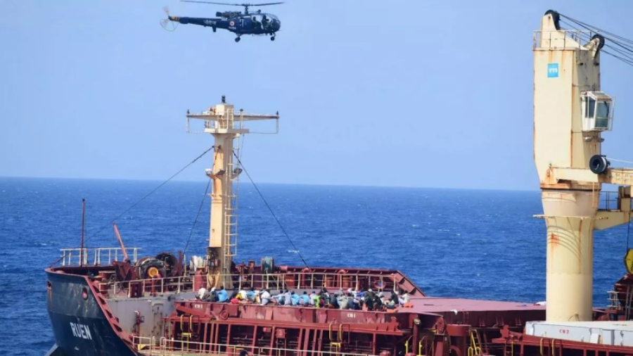 भारतीय नौसेना ने 35 जलदस्युओं को पकड़ा